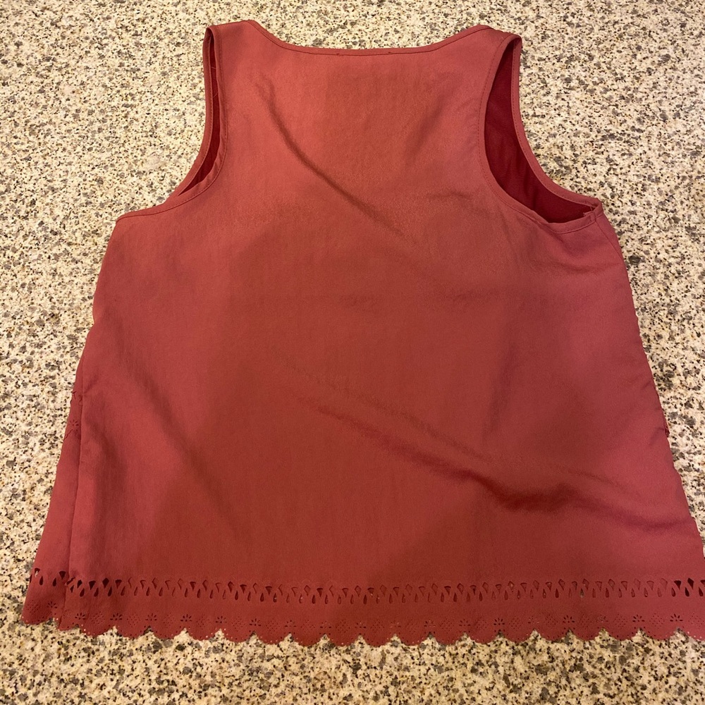 Lush Perforated Tank 🌺 - Picture 2 of 2